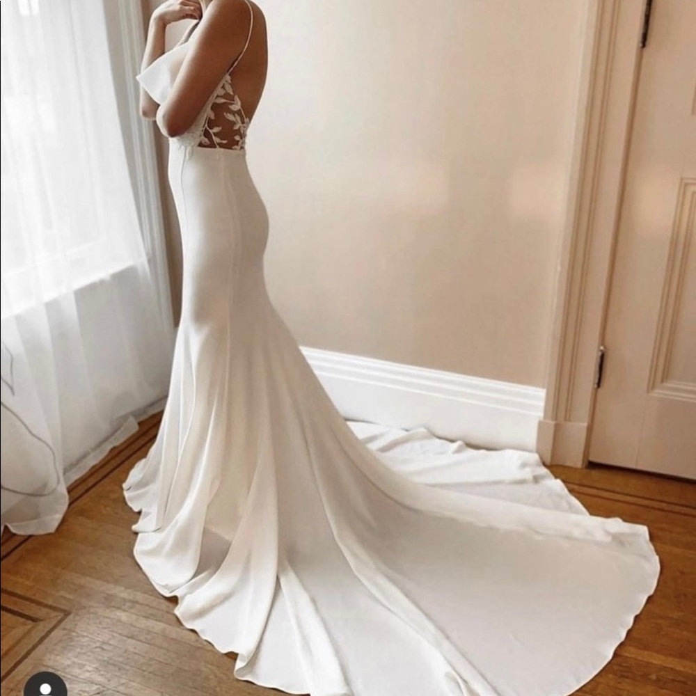 lovely bride wedding gown. Size: US :6 Australian:10. Never worn/unaltered